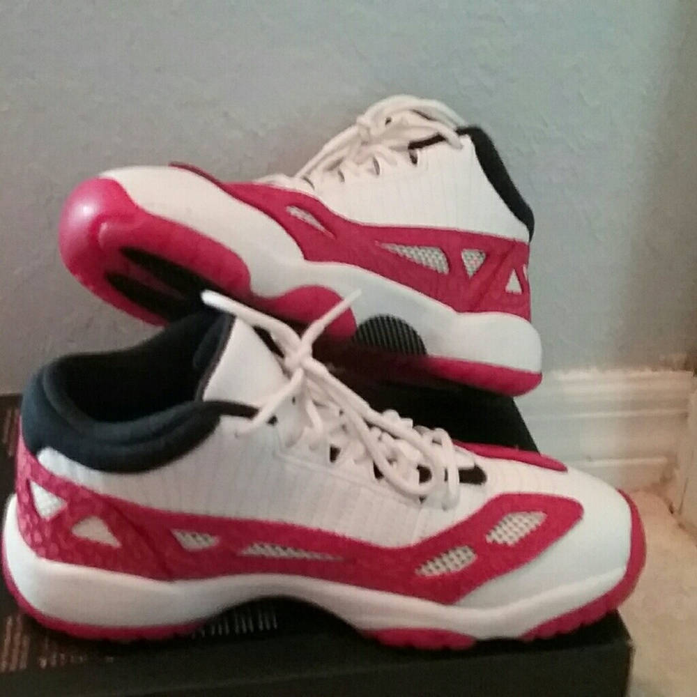 Jordan 11 low ie size 5y i am open to trades